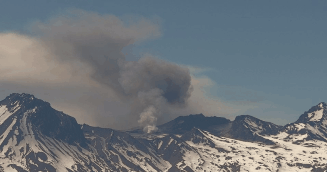 Alerta en el Complejo Volcánico Planchón Peteroa: Explosiones de Baja a Moderada Magnitud Mantienen en Vilo a la Región del Maule
