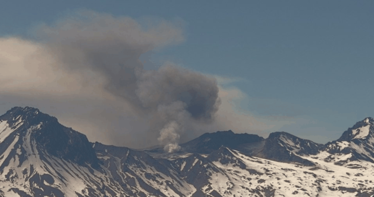 Alerta en el Complejo Volcánico Planchón Peteroa: Explosiones de Baja a Moderada Magnitud Mantienen en Vilo a la Región del Maule