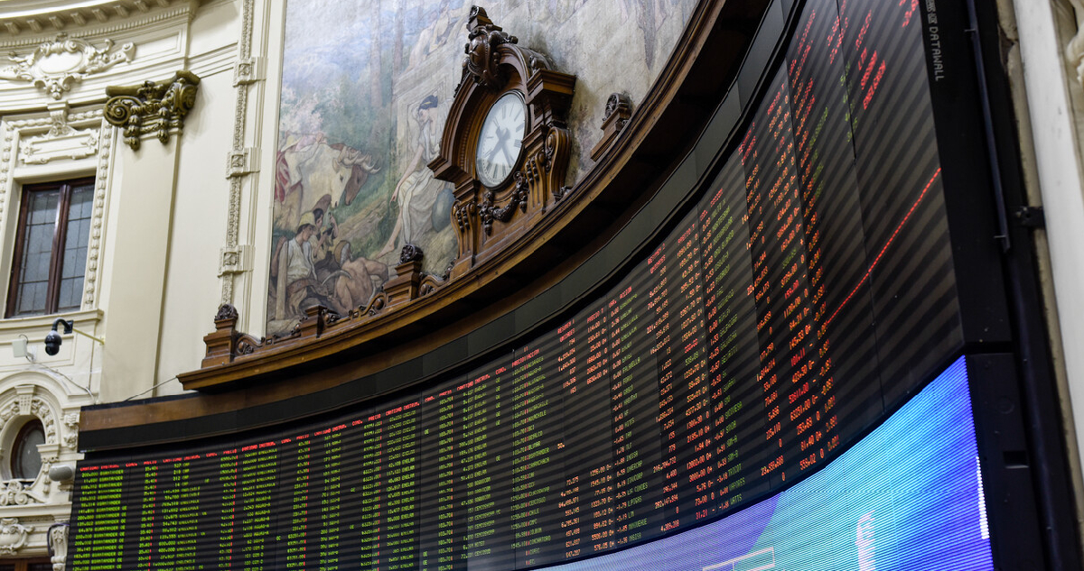 Bolsa de Santiago Cae Ante Cautela por Elecciones Presidenciales y Parlamentarias