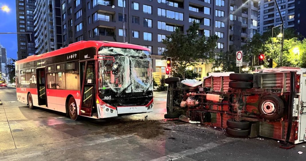 Colisión Violenta: Bus RED Severamente Dañado Tras Choque con Camión en Pleno Centro de Santiago