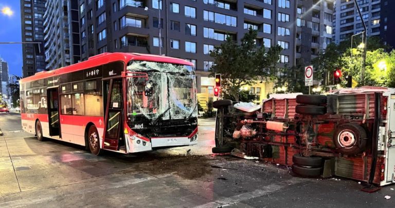 Colisión Violenta: Bus RED Severamente Dañado Tras Choque con Camión en Pleno Centro de Santiago