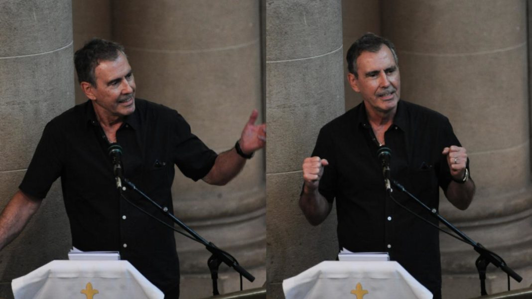 Cristián Campos se disculpa por discurso no autorizado en funeral de Héctor Noguera