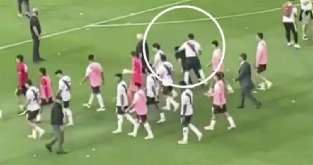 Delantero de River Plate agrede cobardemente a camarógrafo tras derrota ante Boca
