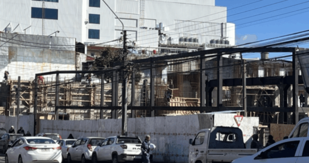 Demolición Pendiente: Concejales de Valdivia Exigen Acción Inmediata Contra Mall Chino Ilegal