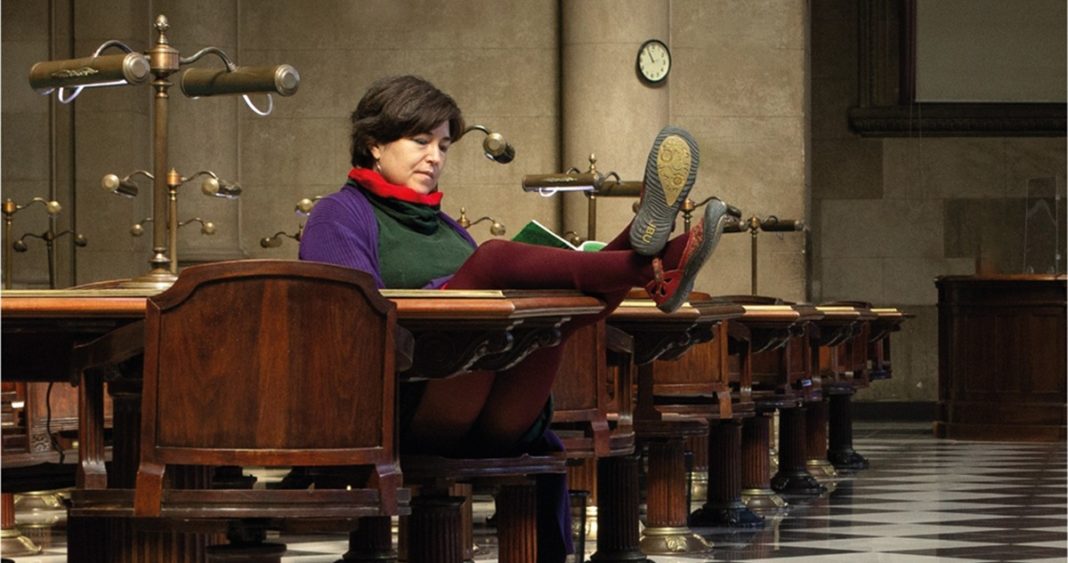 Desentrañando el Misterio de Gabriela Mistral: Una Novela Laberíntica y Autoconsciente