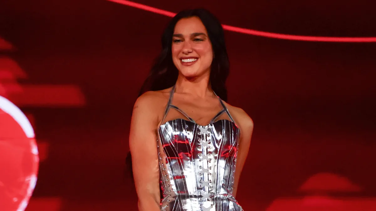 Dua Lipa Cautiva a Chile: Homenajes a Íconos Musicales y Conexión con la Cultura Local