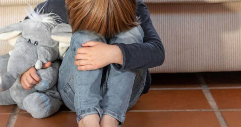 Padres Torturan a su Hijo de 3 Años por Consejo de una