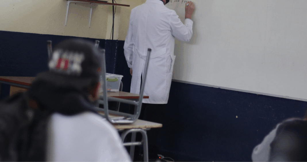 Profesor Suspendido por Presuntos Abusos a Estudiantes en Escuela de Castro