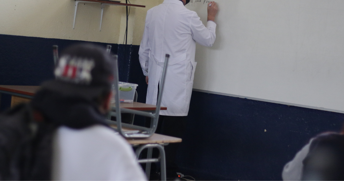 Profesor Suspendido por Presuntos Abusos a Estudiantes en Escuela de Castro
