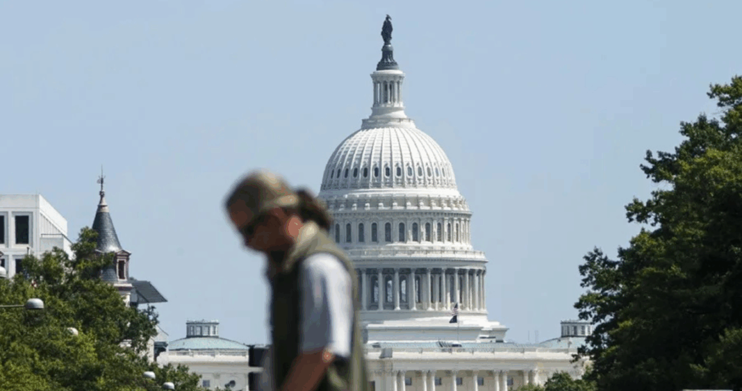 Récord histórico: El cierre de Gobierno de EEUU se extiende sin solución a la vista