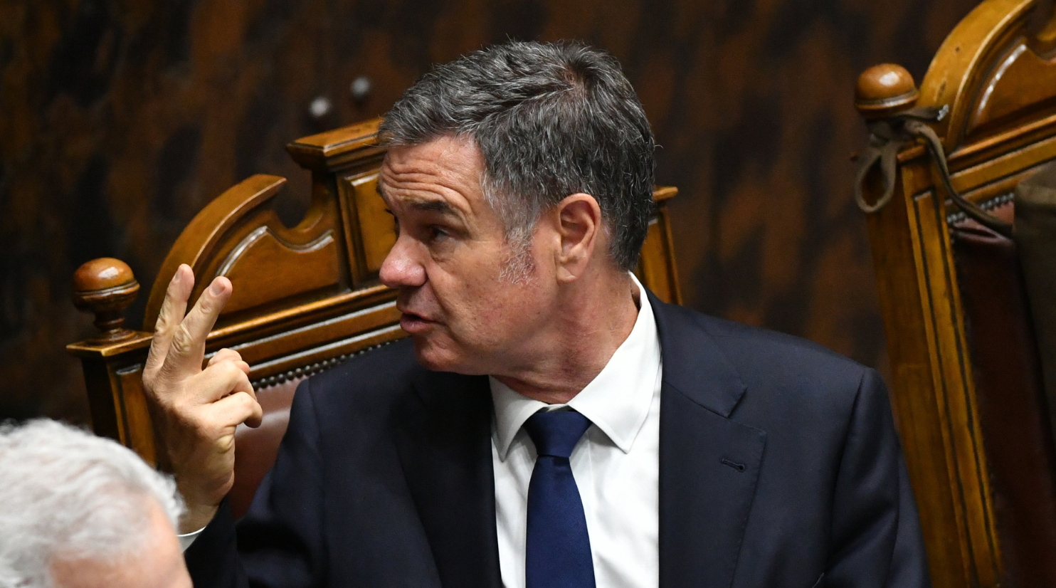 Senadores y Funcionarios del Congreso se Enfrentan por Proyecto de Ajuste Salarial