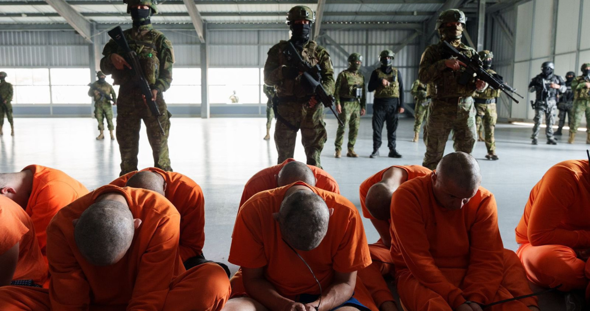 Traslado de los 300 Reclusos Más Peligrosos a la Nueva Megacárcel de Ecuador