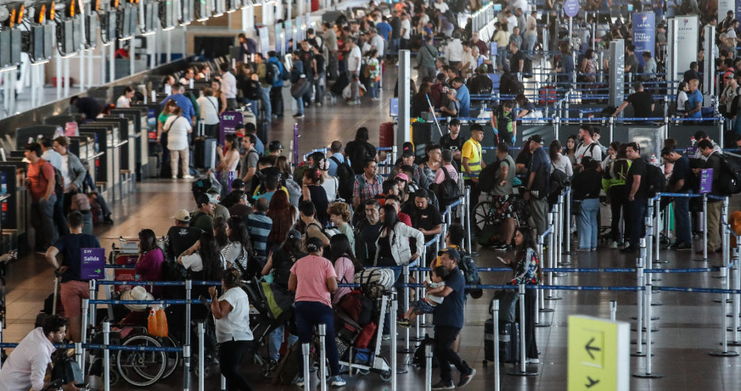 Viajeros, ¡Prepárense! Posible Huelga de Pilotos y Menos Vuelos en EEUU