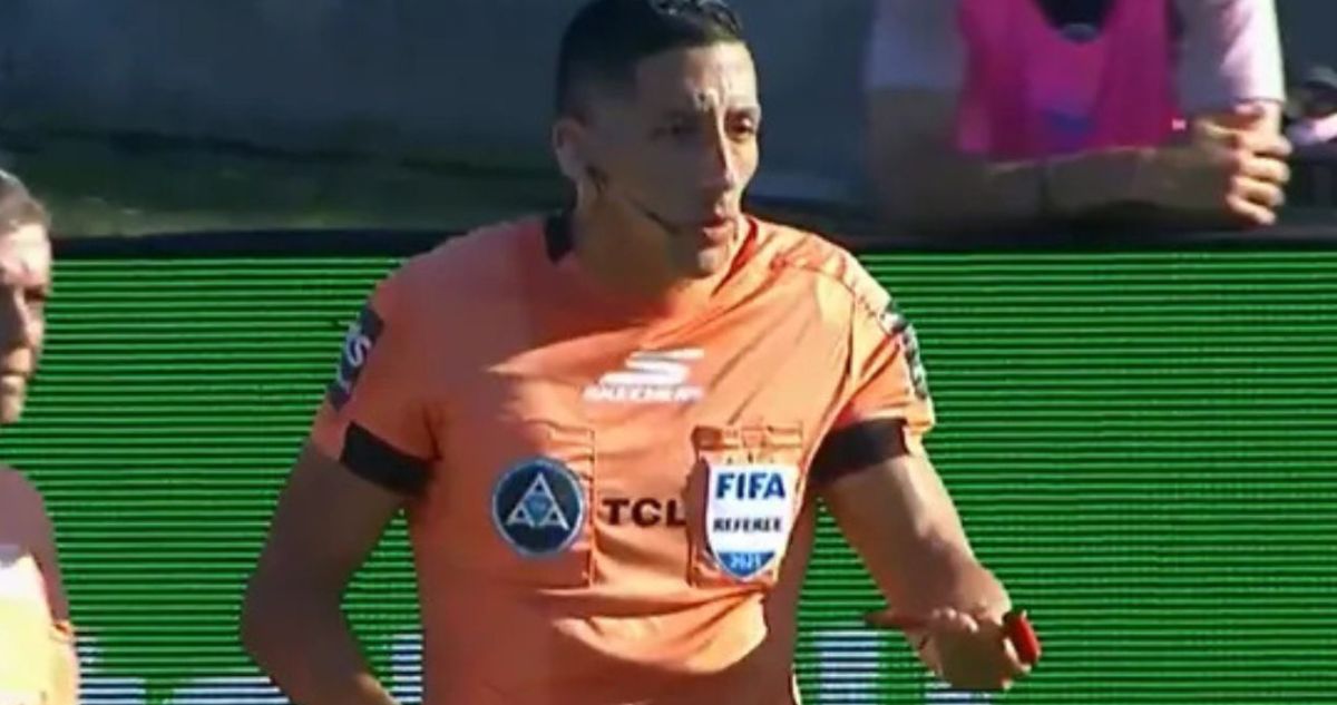 Violencia en las Tribunas: Árbitro Agredido por Hincha con Martillo en Partido de Fútbol Argentino