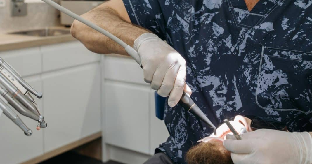 Negligencia Dental Devastadora: Mujer Pierde 9 Dientes en Cesfam de Punta Arenas