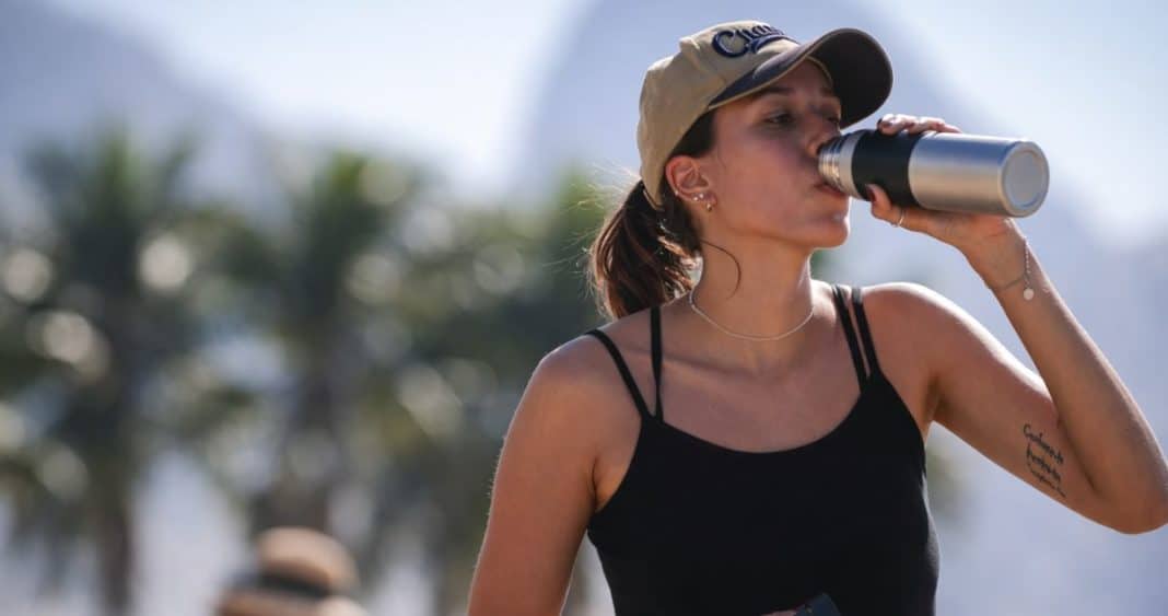 ¿Sabías que tu botella reutilizable puede convertirse en un pequeño ecosistema? Aprende a limpiarla correctamente