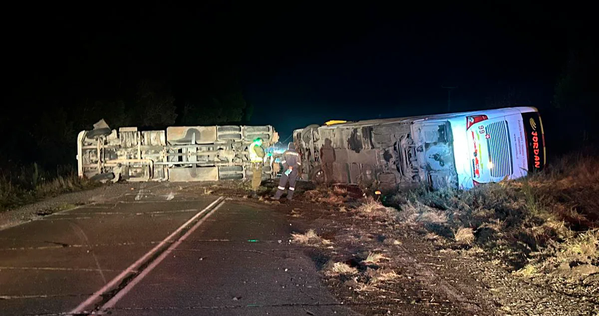 Ruta 5 Sur cortada en Chiloé: camión grúa volcó con bus en panne - El ...
