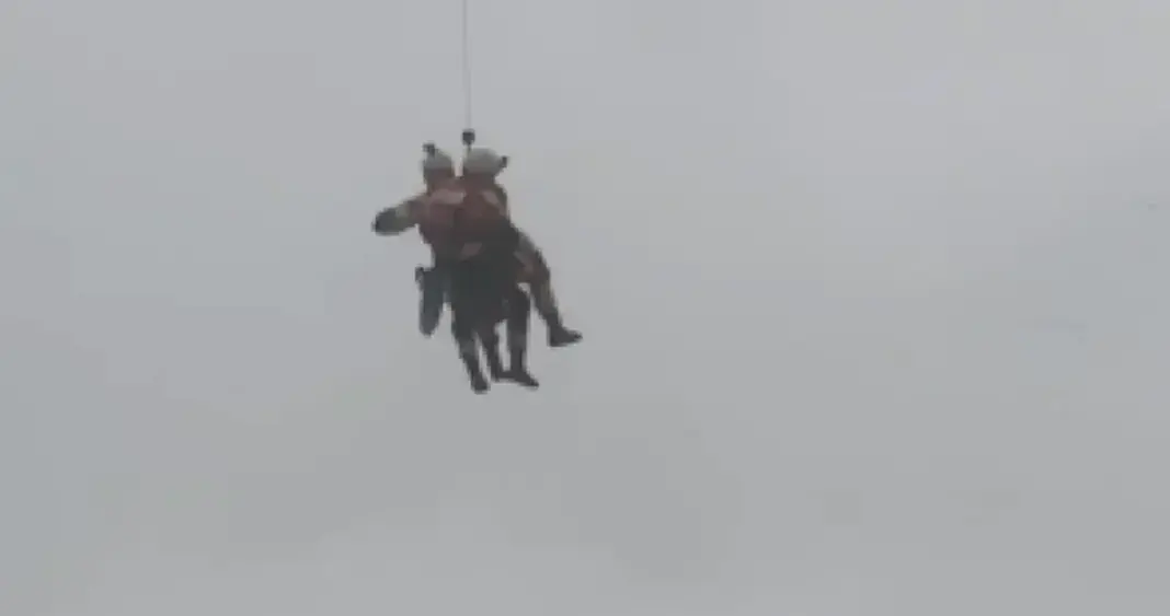 Varar Rescate en Punta Arenas: pescador es salvado tras varar su embarcación ...